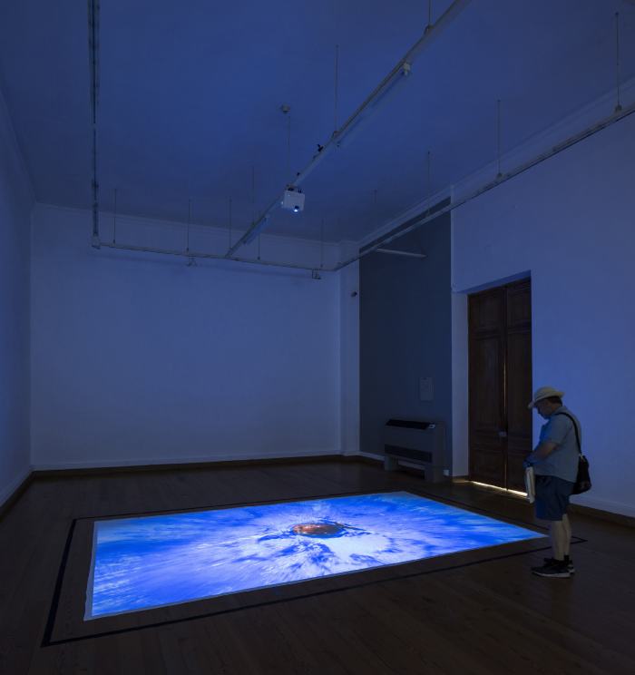 Roman Signer, Kugel mit blauer Farbe (Boule avec couleur bleue)