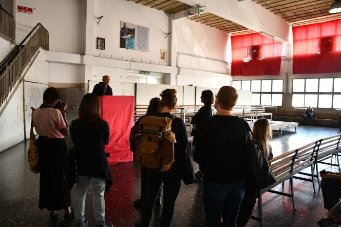 Visite avec les étudiantes du quartier général des docks de Genova, en compagnie de travailleurs (docker) © Jérôme Leuba / EDHEA