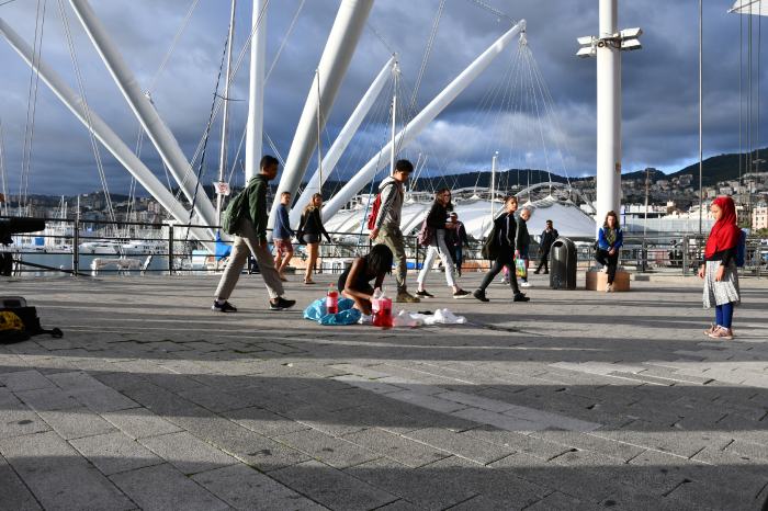 Performance de Miriro Mwandiambira dans le port de Gênes © Jérôme Leuba / EDHEA
